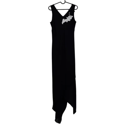 Mellrészén varrással és gyöngyökkel díszített, alján aszimmetrikus női egész ruha