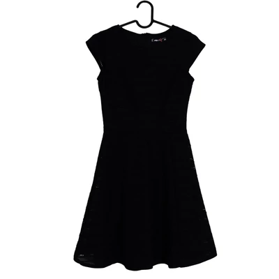 Hátán cipzáras, bélelt női egész ruha