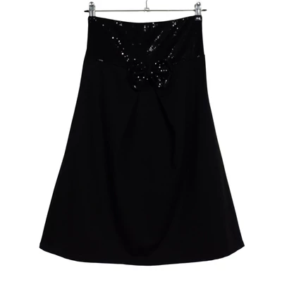 Pánt nélküli, mellrészén gumis, flitterrel és masnival díszített női egész ruha