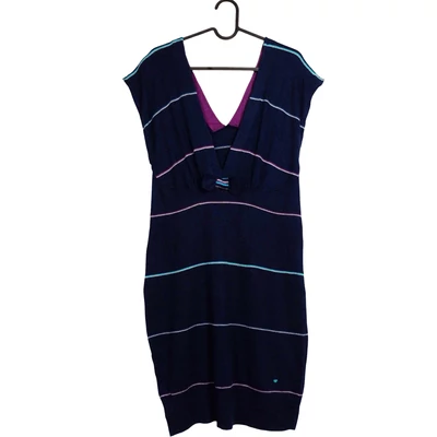 Mély kivágású csíkos, kötött női egész ruha