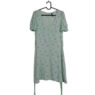 "V" nyakkivágású, virágmintás, derekán megkötős, hátul cipzáras női egész ruha