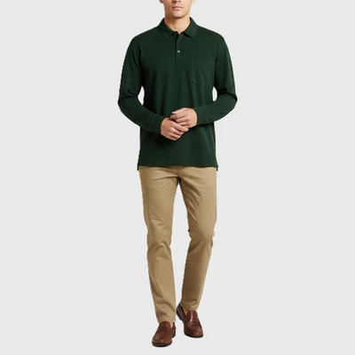 Galléros, mellrészén gombos hosszú ujjú férfi póló