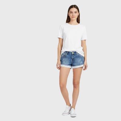 Elől-hátul zsebes, koptatott női farmer rövidnadrág