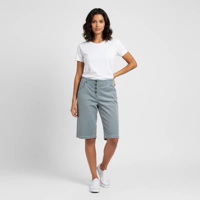 Elől-hátul zsebes, koptatott női rövidnadrág