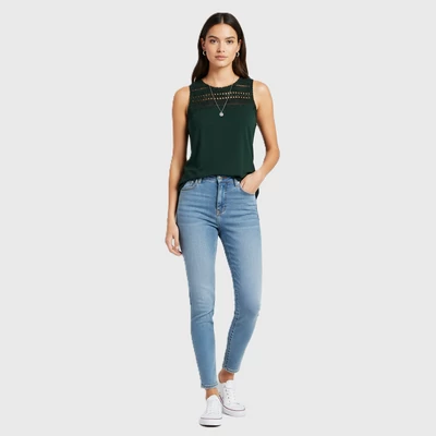 Mellrészén horgolt mintás női blúz