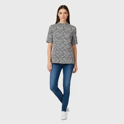 Magas nyakú, mintás női felső