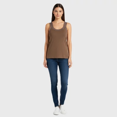 Csipkével díszített női felső