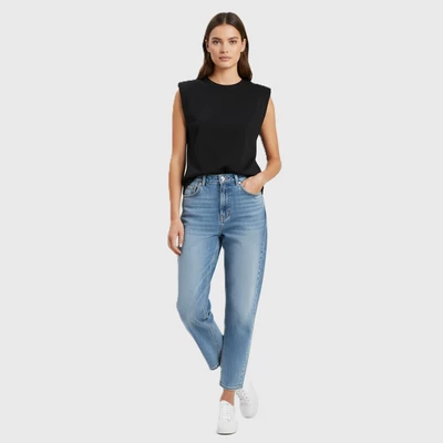 Válltöméses fekete női felső