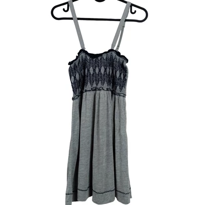 Mellrészén gumírozott, mintás női felső