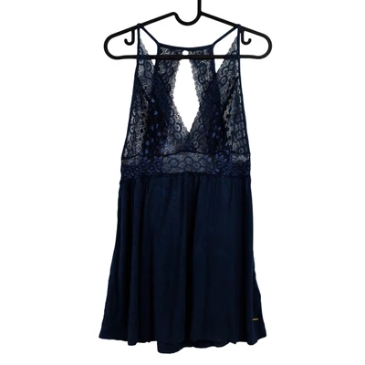 Mellrészén áttetsző csipkemintás női felső