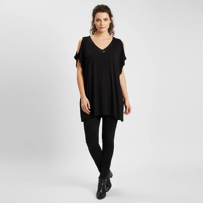 Nyakrészén flitterrel díszített, ujján hasított női felső