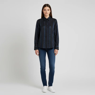 Elején gombos, hosszában csíkos női felső