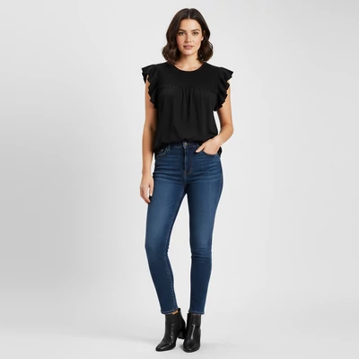 Vállrészén fodros, bőszabású női felső