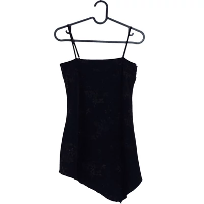 Spagettipántos, alján aszimmetrikus kialakítású, anyagában mintás női felső