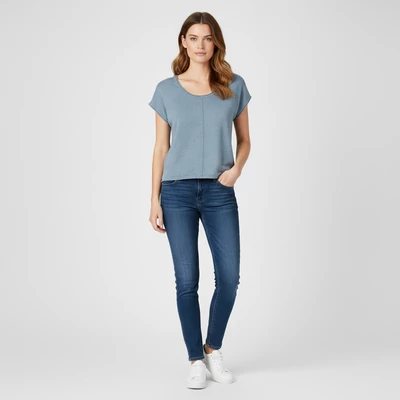 Vékony anyagú, kötött női felső