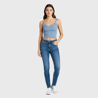 Csipkeszegélyes, rövid fazonú női felső