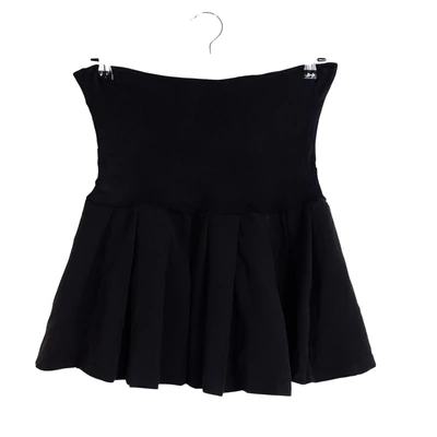 Derekán szűkszabású, alul bő női szoknya