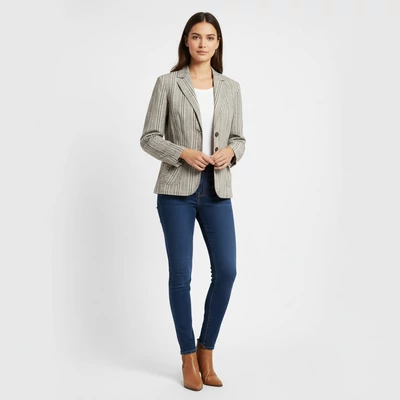 Elején gombos és zsebes, gyűrt anyagú, kockás női zakó