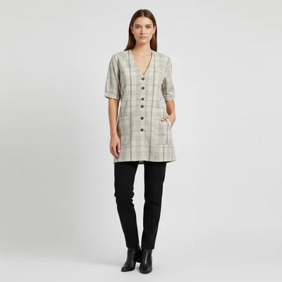 Elején gombos és zsebes, kockás rövid ujjú női zakó