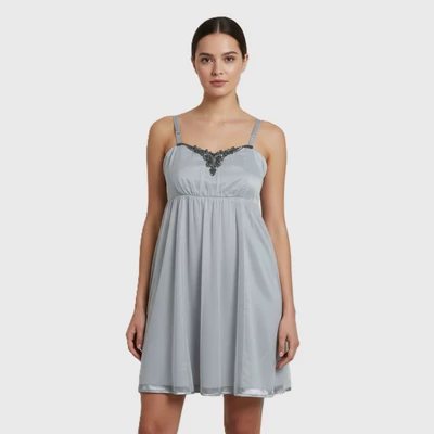 Spagettipántos, mellrészén flitterekkel és gyöngyökkel díszített bélelt tüllruha