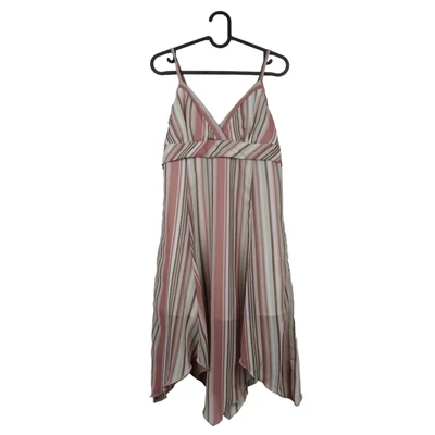 Oldalán cipzáras, alján különleges szabású, csíkos női egész ruha