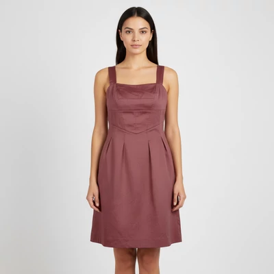 Hátrészén cipzáras, béléses női egész ruha