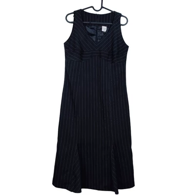 Hátrészén cipzáras, csíkos és béléses női egész ruha