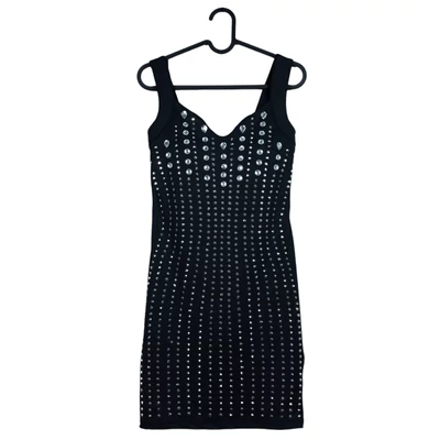 Elején strasszkővel díszített, mellrészén szivacsbetétes női egész ruha