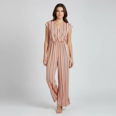 Mellrészén átlapolt, derekán gumis, bőszárú (nadrág), csíkos női ruha