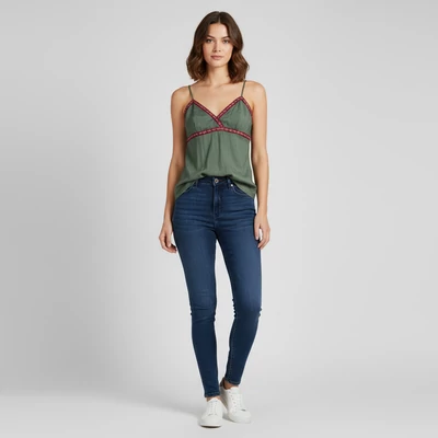 Spagettipántos, mellrészén mintás szegélyű női felső