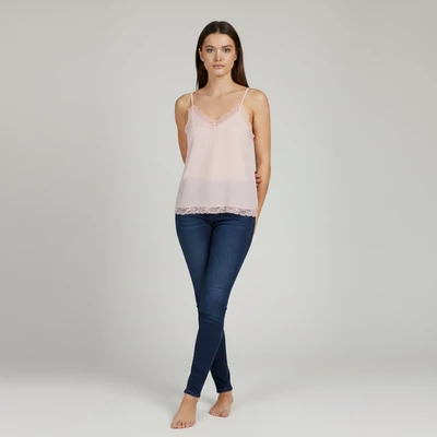 Spagettipántos, nyakrészén csipkével díszített női felső