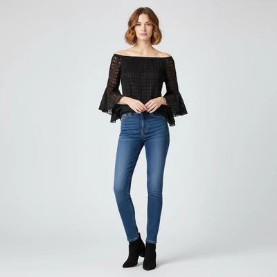 Nyakrészén gumis, ujja végén fodros, bélelt női felső