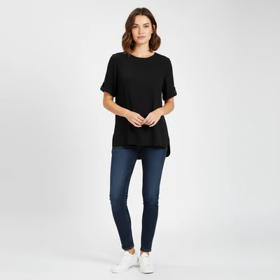 Nyakrészén hátul gombos női felső