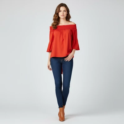 Nyakrészén gumírozott, hátul megkötős, bő szabású női blúz