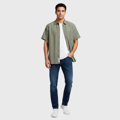 Galléros, elején gombos, hátsó részén feliratos férfi felső