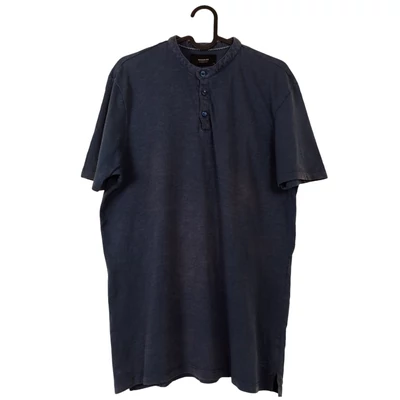 Mellrészén gombos férfi póló (használt minőségű!)