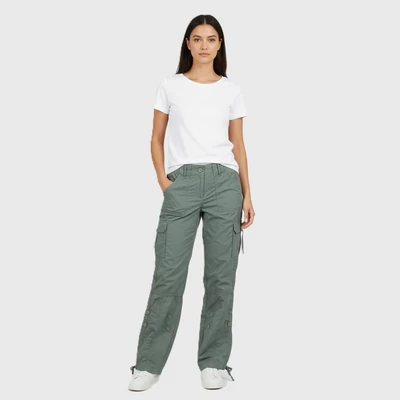 Sokzsebes, szárának alsó részén gombokkal díszített női nadrág