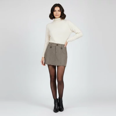 Elől-hátul zsebes, övrészén gombokkal díszített, alul rojtos női szoknya