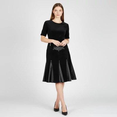 Alján különleges szabású, derékrészén díszített, kordbársony női szoknya