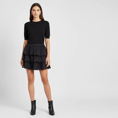 Hátul cipzáras, derékrészén gumis, fodros női szoknya