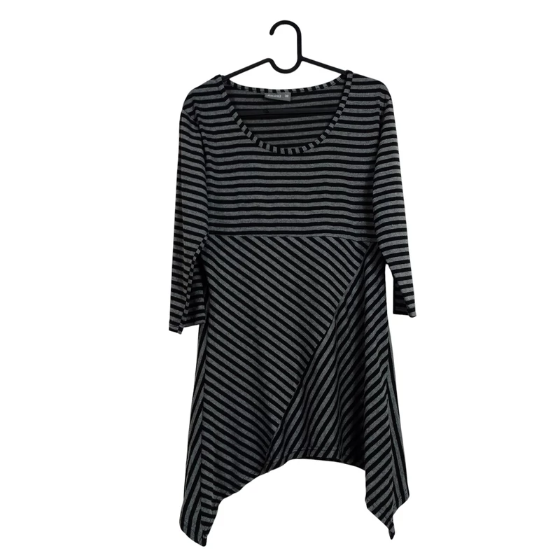 Alján változó hosszúságú, csíkos női egész ruha