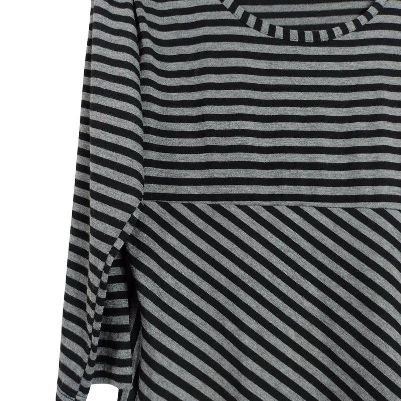 Alján változó hosszúságú, csíkos női egész ruha