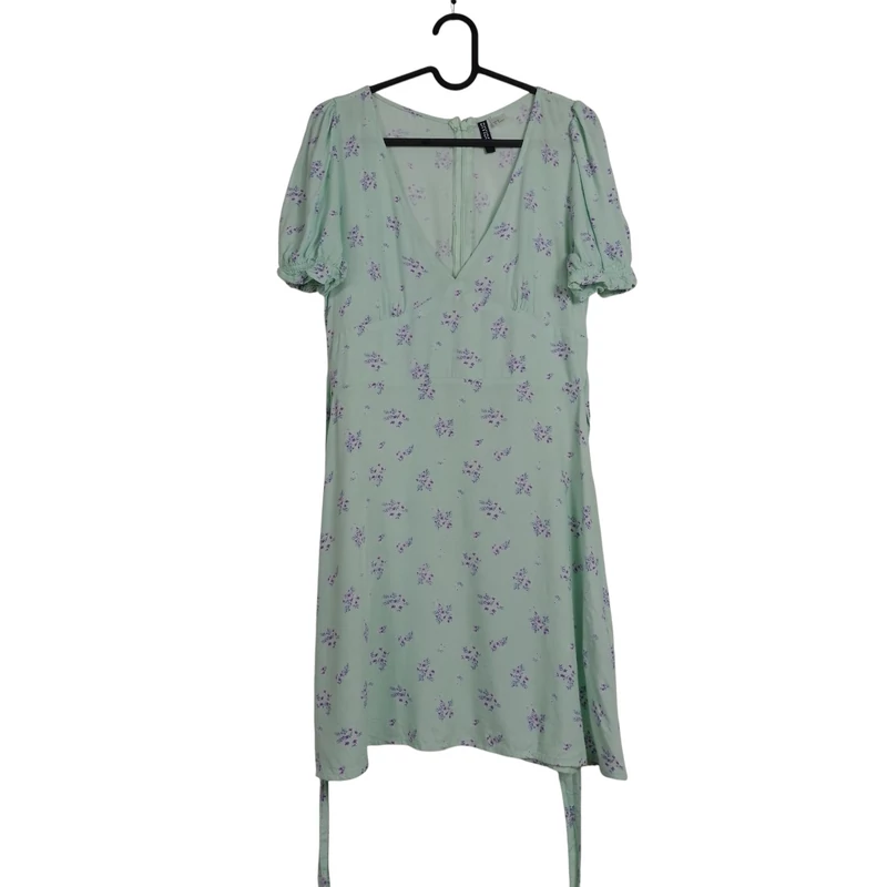 "V" nyakkivágású, virágmintás, derekán megkötős, hátul cipzáras női egész ruha