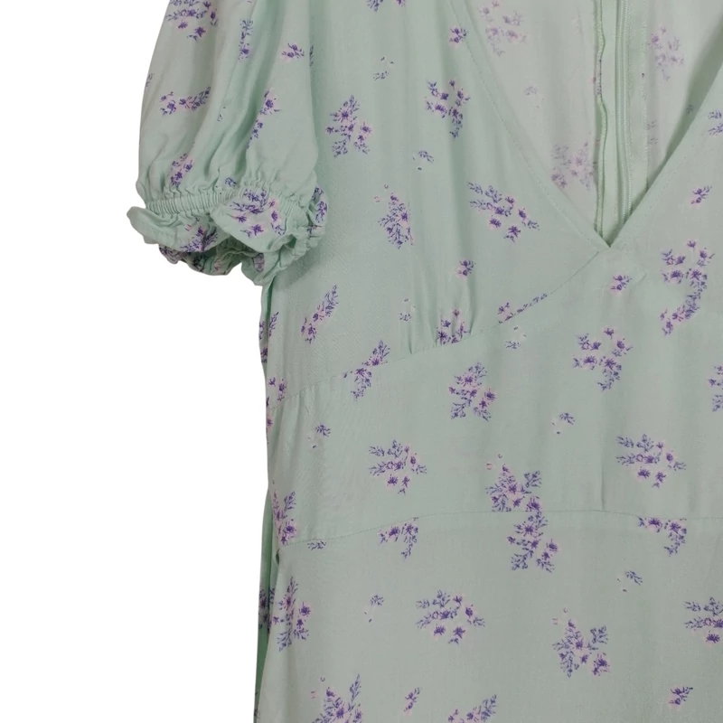 "V" nyakkivágású, virágmintás, derekán megkötős, hátul cipzáras női egész ruha