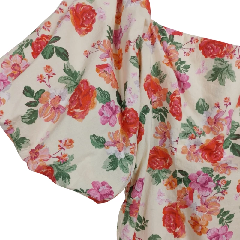 Buggyos ujjú, hátán gumírozott, virágmintás, rövid női egész ruha