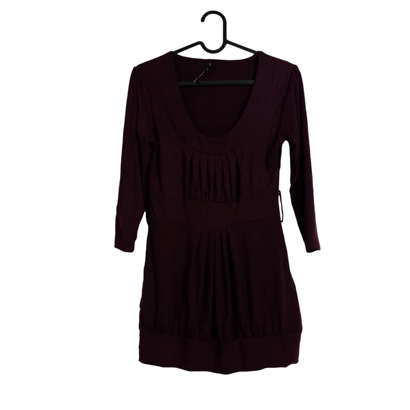 Elején ráncolt kialakítású női egész ruha