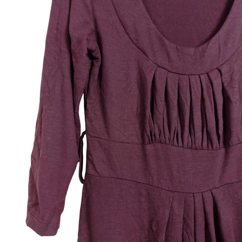 Elején ráncolt kialakítású női egész ruha