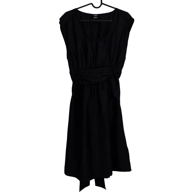 Derekán megkötős, hátul gumírozott női egész ruha