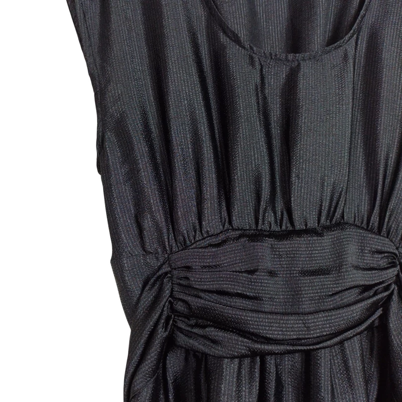 Derekán megkötős, hátul gumírozott női egész ruha