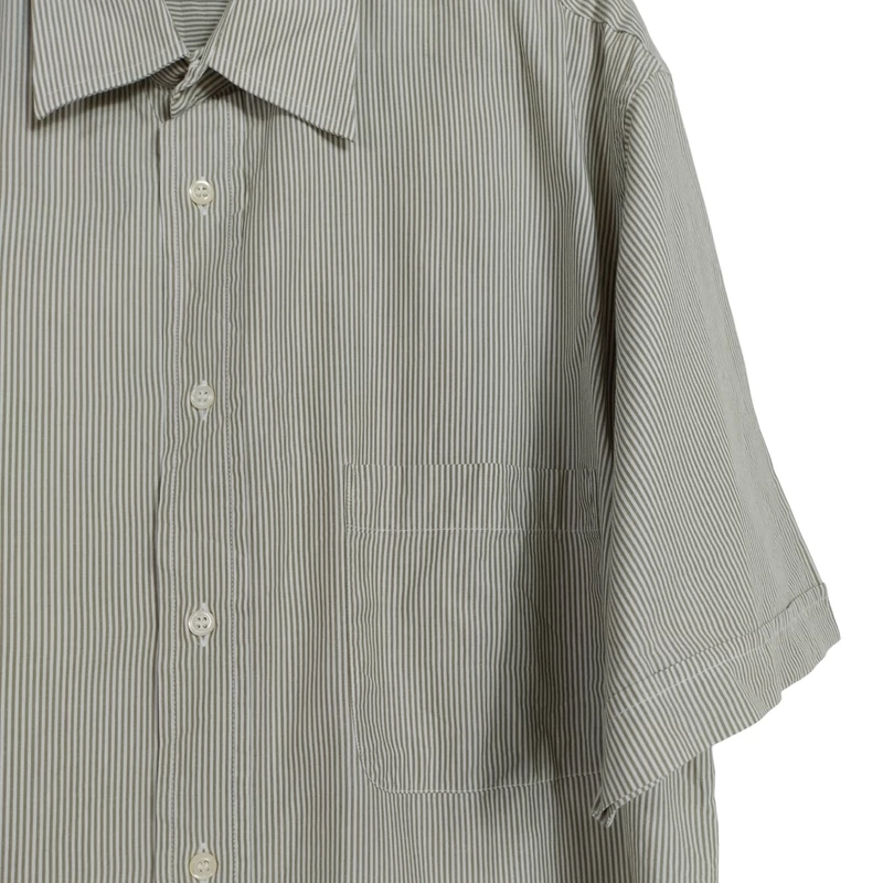 Elején gombos és zsebes, csíkos férfi ing